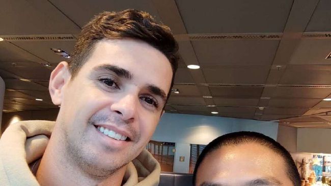 缓了会儿，黎漾掀开被子，光着脚走下床，蹲在了地上，拾起了药瓶。